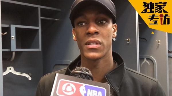 从公布的剧照可以看出，为配合角色定位，汤唯在影片中 《晚秋》票房持续火热 汤唯为电影献声以情动人 2012-04-11 由汤唯、玄彬主演的爱情文艺片《晚秋》自3月23日在中国内地公映后，票房已破6000万，创下了韩国电影在华上映票房的快纪录。