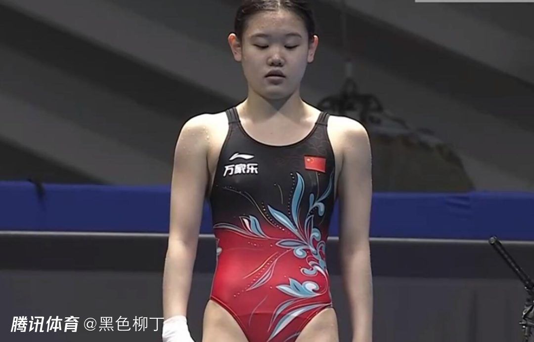 照片中，吉冈里帆以绿叶为背景，尽情释放甜美笑容。