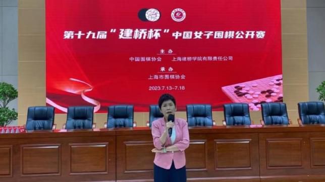 在不喧兵夺主的同时，多使用重复音型，烘托起了战斗的恢弘氛围。