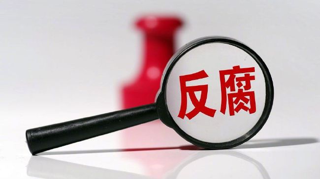 《关于我妈的一切》单日票房817万，累计破亿，稳居日榜第二名。