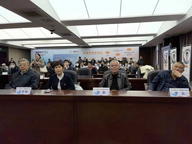 红地毯上星光熠熠，演员姜艺媛作为此次电影节开幕式主持人惊艳亮相，携手男主持郑贤武还大秀事业线。