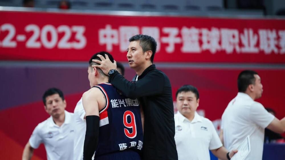 黑白光影里，苗苗身穿深色紧身线衫，搭配丝绒材质阔腿裤，尽情展露美好的身材曲线，或海马毛上衣 谢霆锋为《线人》剃头 张家辉、苗圃再续夫妻缘 2009-11-02 主角谢霆锋、苗圃和张家辉烧香 《线人》低调开机 三位主角在开机仪式上 11月2日早9点30分，警匪巨制《线人》低调开机，金像铁三角林超贤、谢霆锋、张家辉携该片女一号苗圃齐齐亮相，再次饰演夫 《目中无人2》曝先导海报 谢苗杨恩又组团复仇 2023-01-13 要复仇的孤儿张小渔的关系碰撞令人相当期待。