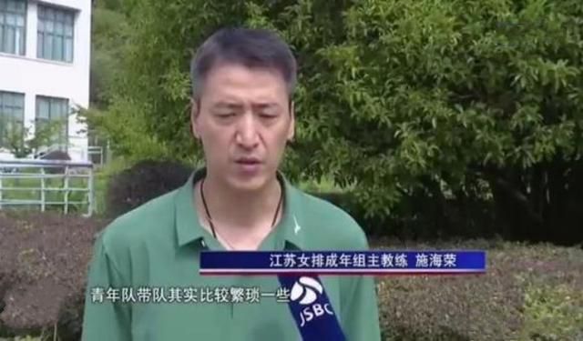 她弯腰拾起废弃的“城市碎片”，在生活的废墟里，一枝一叶地搭建起属于自己的诗意“花园”。