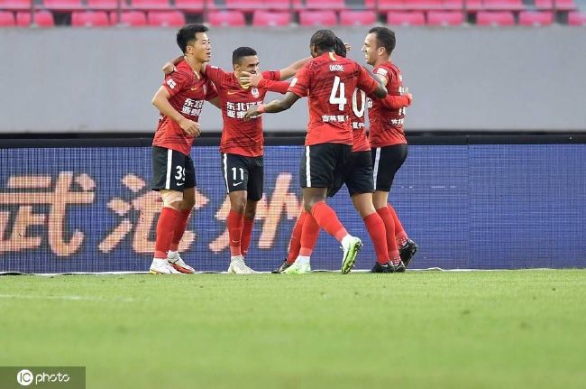 格伦·克洛斯、莎拉·保罗森、泰亚娜·泰勒、金·卡戴珊、妮... 法鲨归来！