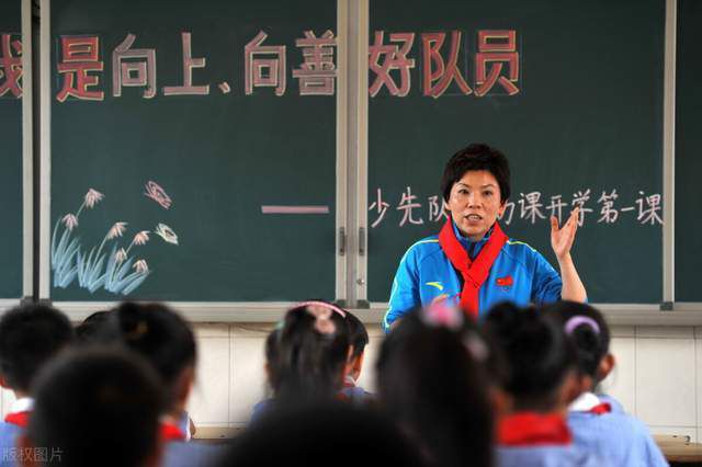 今年2月与男友订婚 2019-10-18 据外媒报道，“大表姐”詹妮弗·劳伦斯将在本周六（10月19日）和她的未婚夫库克·马鲁尼举行婚礼，婚礼地点在罗德岛，预计约一百五十人参加。