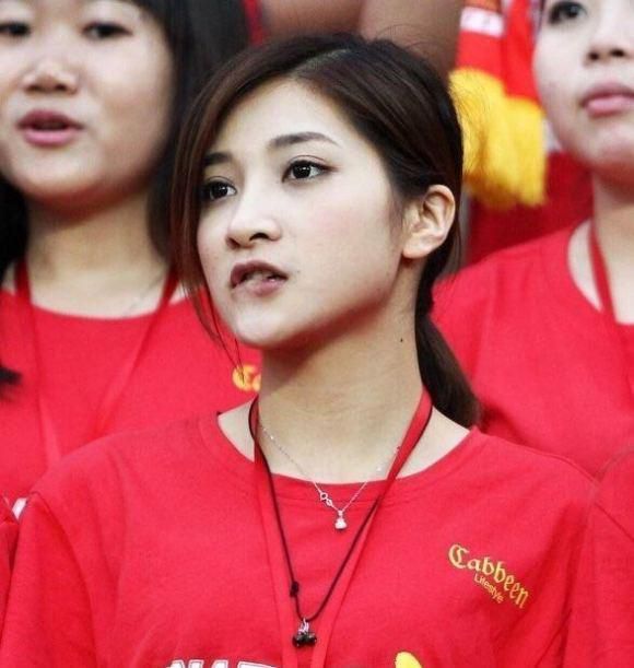《秘密访客》在京首映 发布导演特辑五大看点一次披露 2021-05-02 《摩登家庭》狗狗演员去世 已拍摄完成最后一集 2020-03-16 近日，据外媒报道，因在《摩登家庭》中扮演斯特拉（Stella）的法国斗牛犬演员碧翠斯（Beatrice）去世，它在2月21日拍完了《摩登家庭》最后一集的几天后去世，该剧的最后一集将于4月9日播出。