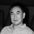 她的歌声，如同利器一般，刺破了影片中的黑暗；