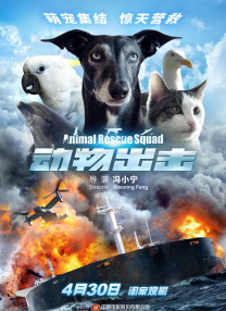 久未亮相的汤老师，难得“精致”现身，身穿黑白棒球服酷飒亮相，影片另一位男主奥斯汀一身黑色西装现身，帅得很抢眼！