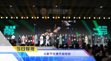 家国情怀 普天同庆过年团圆时刻，一顿热乎的年夜饭，一盏温暖的灯，都承载着“万家灯火，平安喜乐”的朴素愿望。