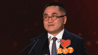 我们在酒店的一楼，欢迎大哥进组，他一进来以后，就感觉这是成龙，天啊，这个是真的这可是。